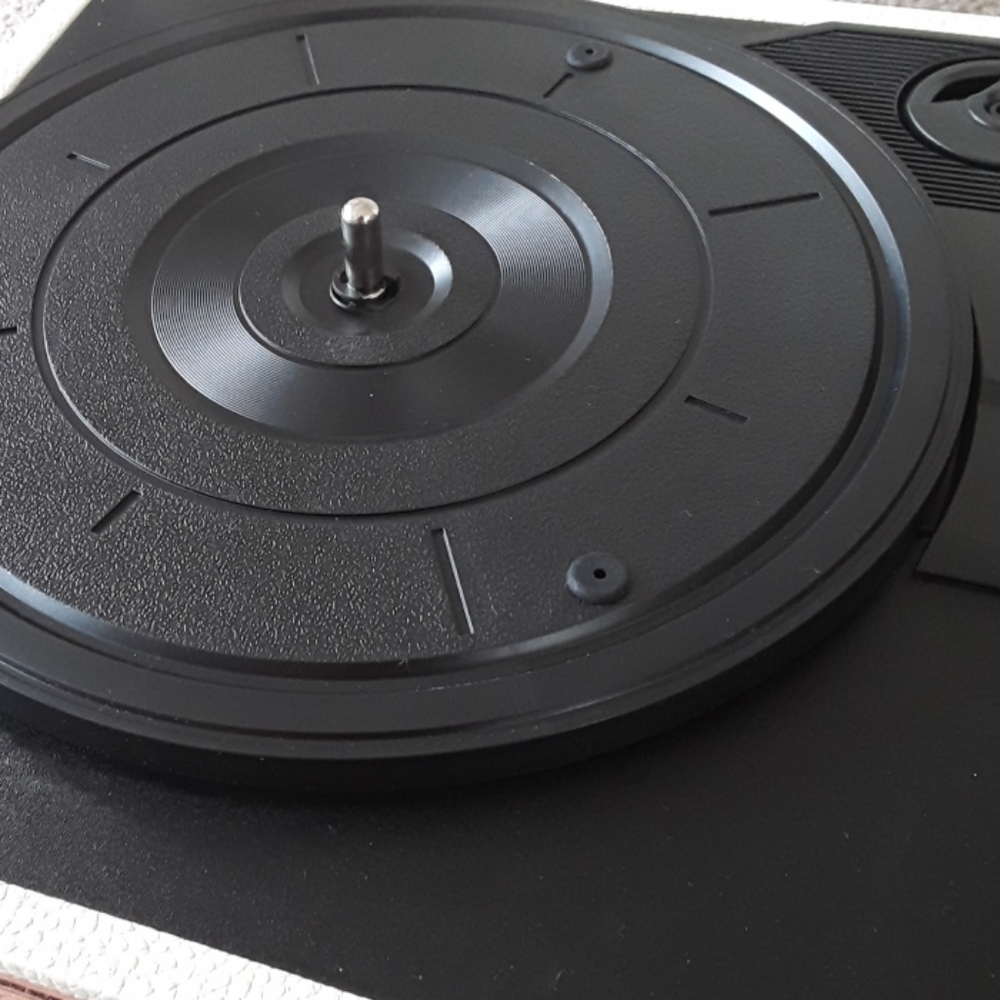 Ridiculously cute crosley record player - Picture 4 of 10
